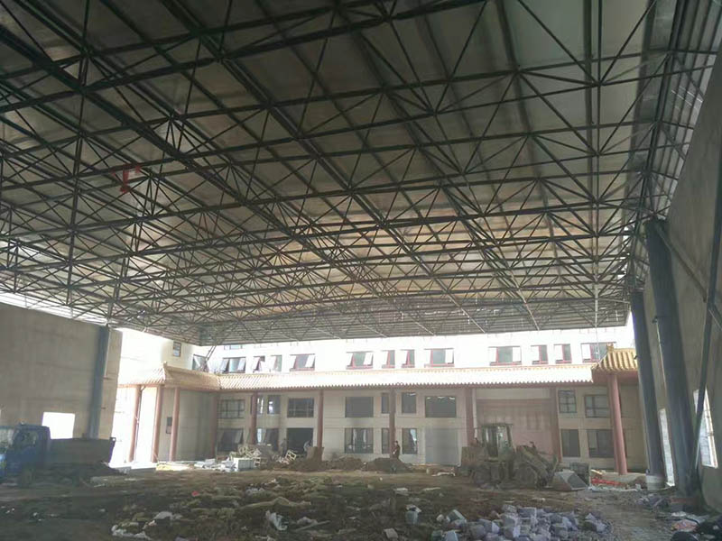 景洪屋顶采光无缝钢管网架安装现场